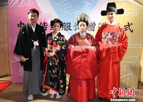 中日民間団体が伝統衣装を贈呈し合う文化交流イベント
